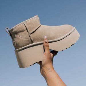 UGG Classic Ultra Mini New Heights Mustard Seed
Boots Size 5